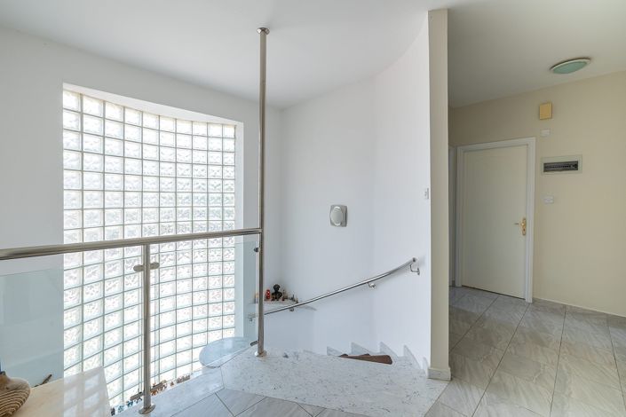 Image No.12-5 Bed House for sale