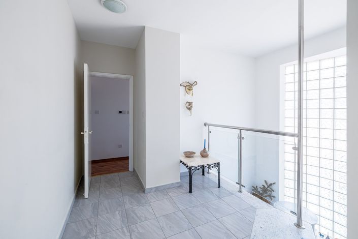 Image No.8-5 Bed House for sale