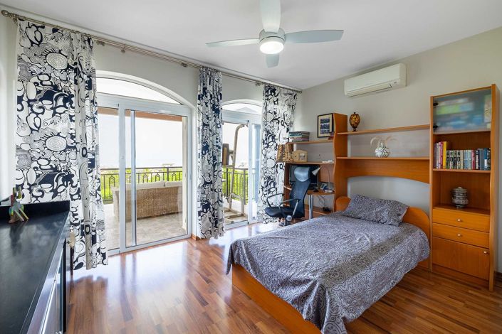 Image No.9-5 Bed House for sale