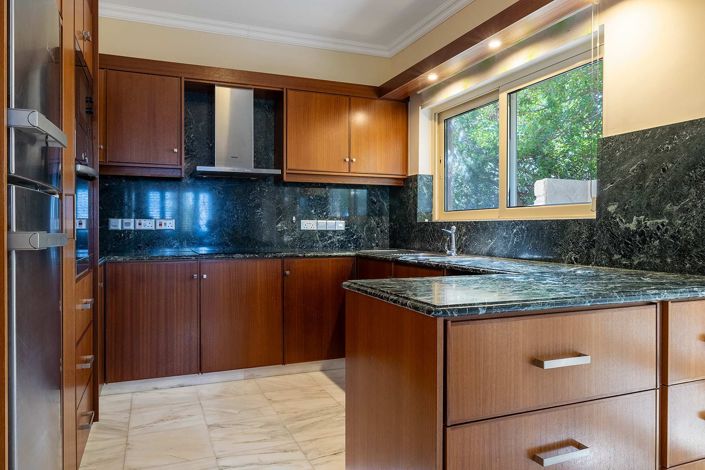 Image No.6-5 Bed House for sale