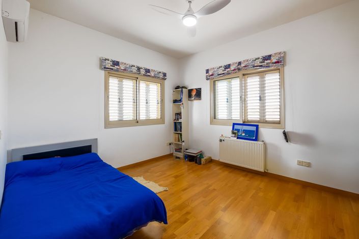 Image No.18-5 Bed House for sale