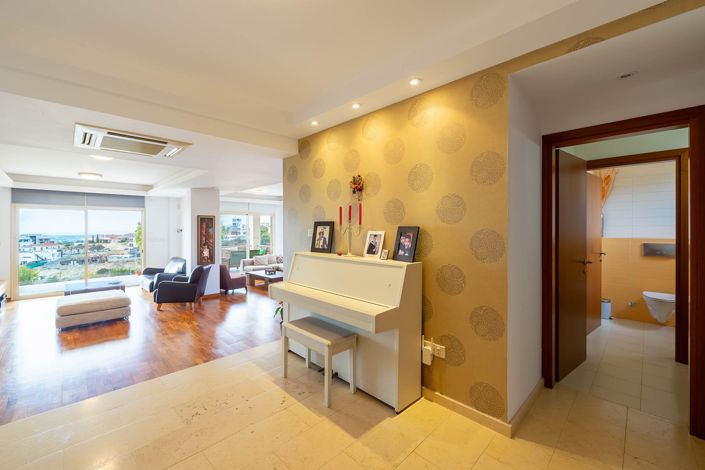 Image No.6-5 Bed House for sale