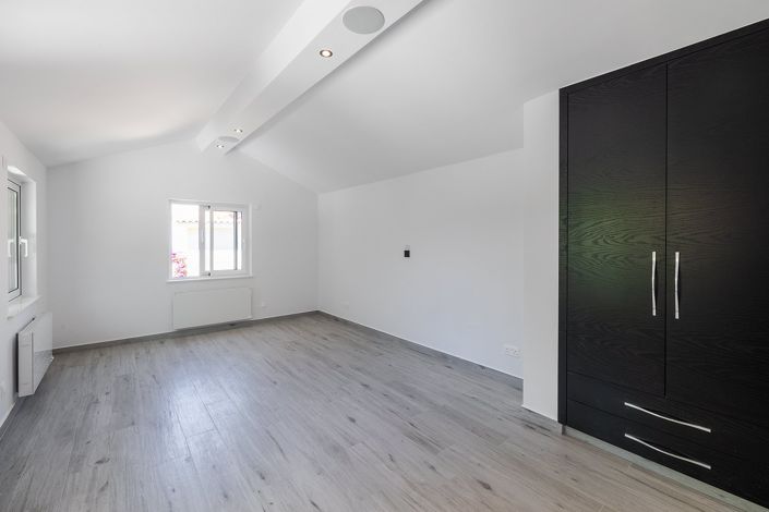 Image No.18-5 Bed House for sale