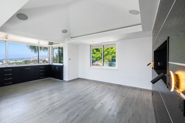 Image No.8-5 Bed House for sale