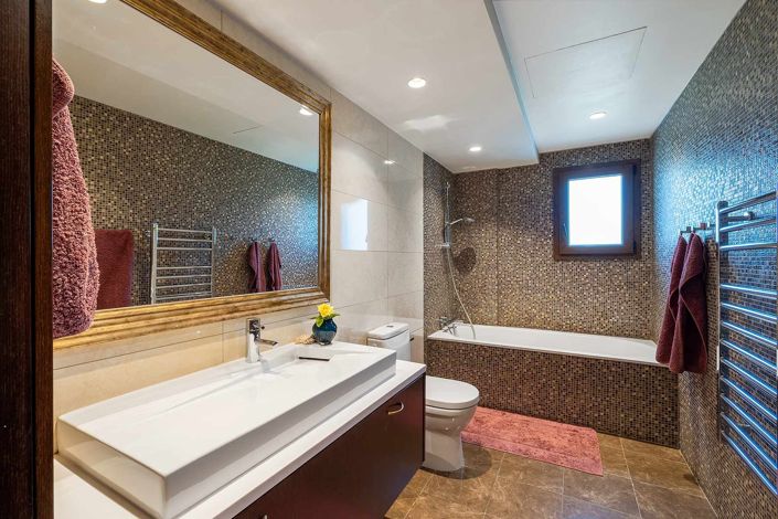 Image No.15-6 Bed House for sale