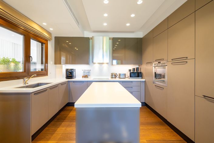 Image No.9-6 Bed House for sale