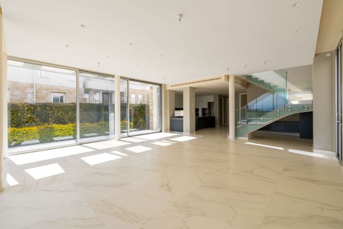 Image No.5-Maison de 5 chambres à vendre à Peyia