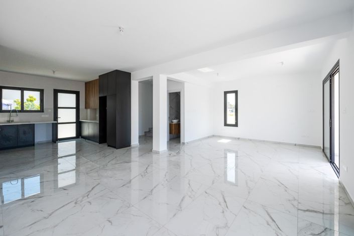 Image No.10-3 Bed House for sale