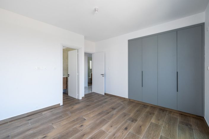 Image No.17-3 Bed House for sale