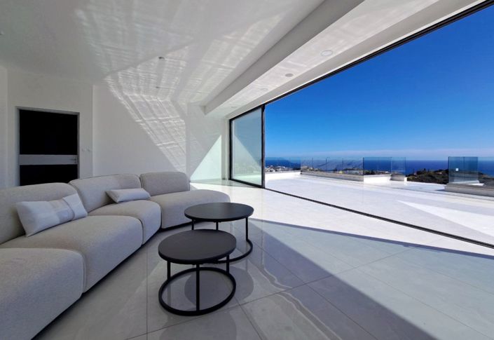 Image No.1-8 Bed Villa for sale