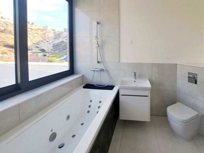 Image No.10-8 Bed Villa for sale