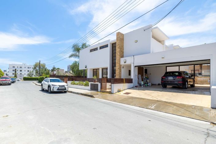 Image No.1-4 Bed House for sale