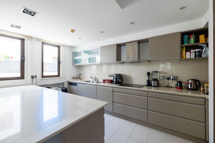 Image No.8-4 Bed House for sale