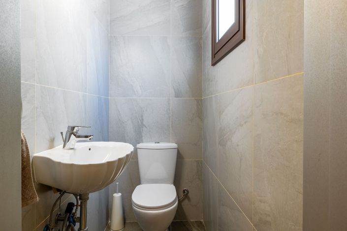 Image No.20-4 Bed House for sale