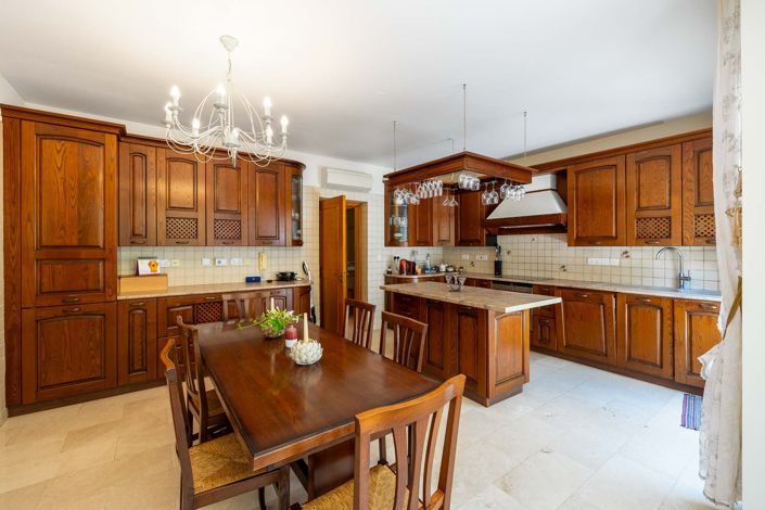 Image No.10-5 Bed House for sale