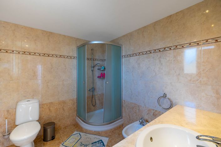 Image No.18-5 Bed House for sale