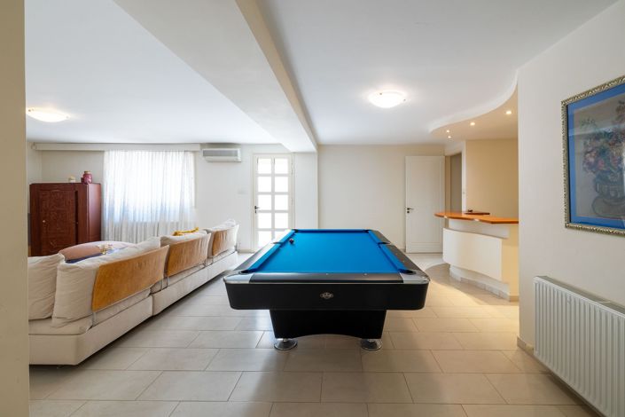 Image No.8-5 Bed House for sale