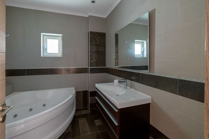 Image No.17-6 Bed Apartment for sale