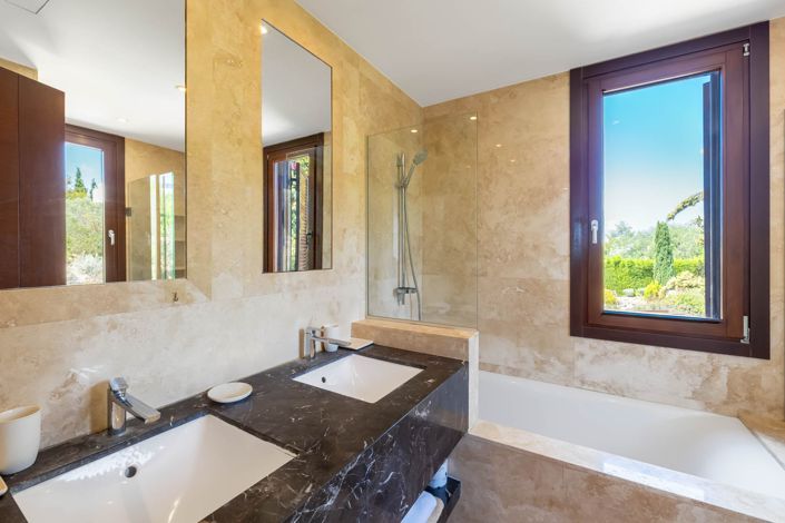 Image No.16-5 Bed House for sale