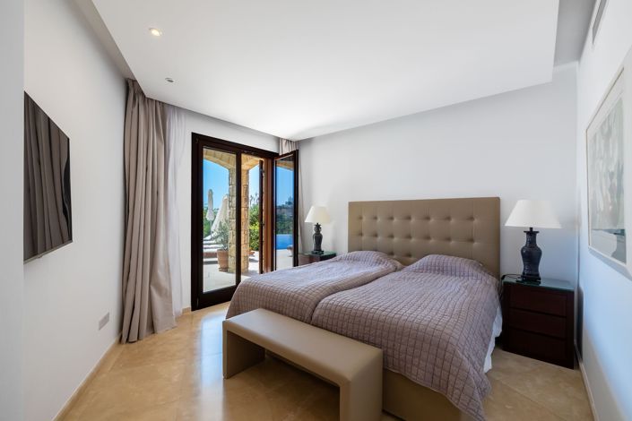 Image No.17-5 Bed House for sale