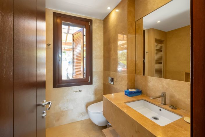 Image No.18-5 Bed House for sale