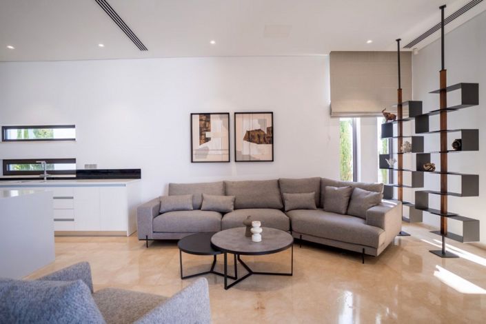 Image No.8-5 Bed House for sale