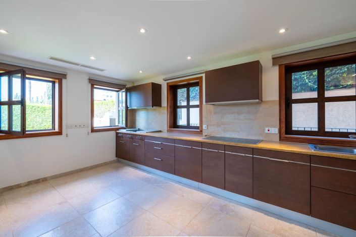 Image No.12-6 Bed Villa for sale