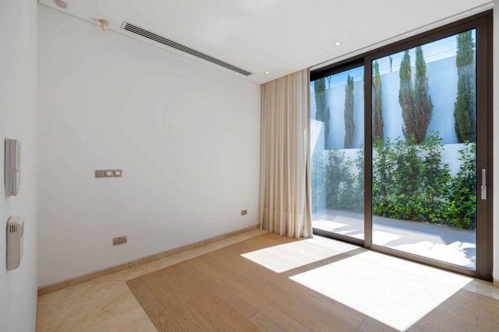 Image No.21-4 Bed House for sale