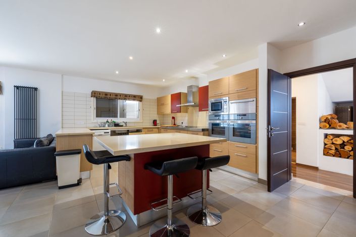 Image No.12-6 Bed House for sale