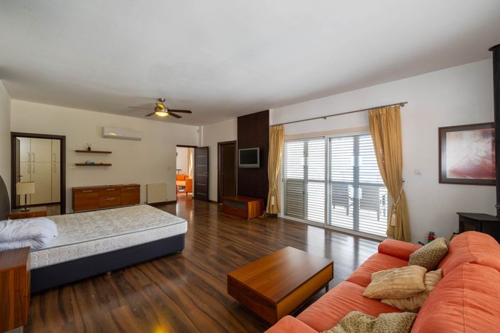 Image No.17-6 Bed House for sale