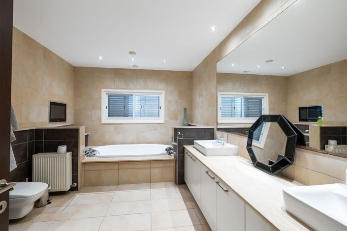 Image No.18-6 Bed House for sale