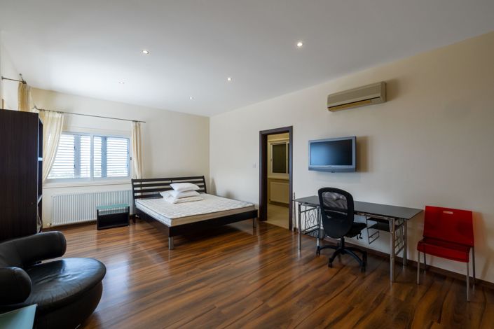 Image No.19-6 Bed House for sale