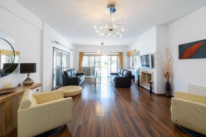 Image No.2-6 Bed House for sale