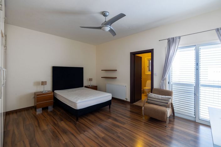 Image No.20-6 Bed House for sale