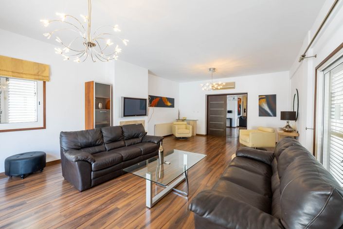 Image No.3-6 Bed House for sale