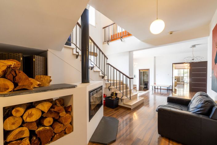 Image No.6-6 Bed House for sale