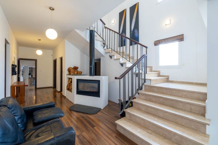 Image No.7-6 Bed House for sale