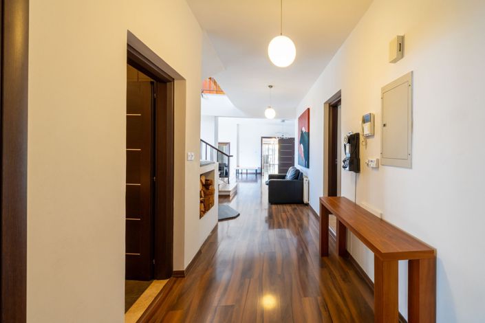 Image No.8-6 Bed House for sale