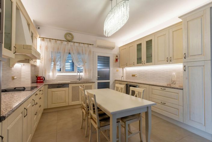 Image No.18-4 Bed House for sale