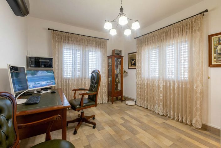 Image No.21-4 Bed House for sale