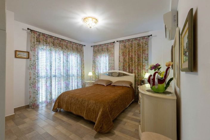 Image No.24-4 Bed House for sale