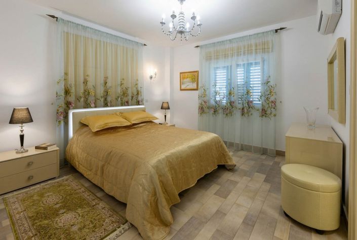 Image No.27-4 Bed House for sale