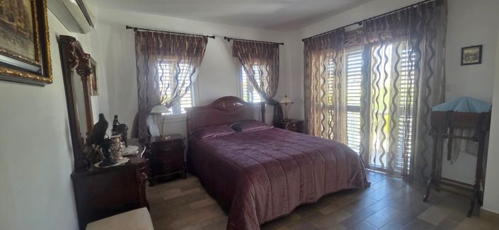 Image No.8-4 Bed House for sale