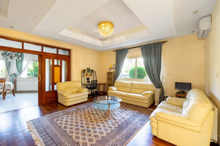 Image No.8-5 Bed House for sale