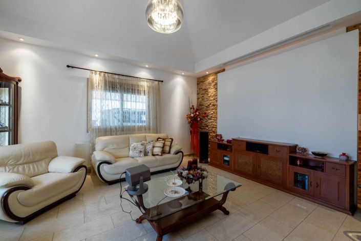 Image No.10-5 Bed House for sale