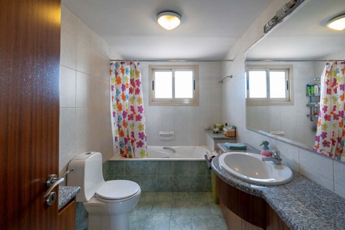 Image No.18-5 Bed House for sale