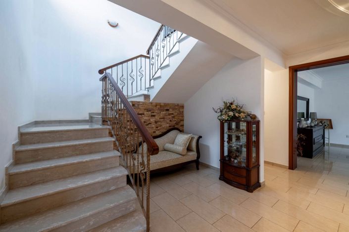 Image No.6-5 Bed House for sale