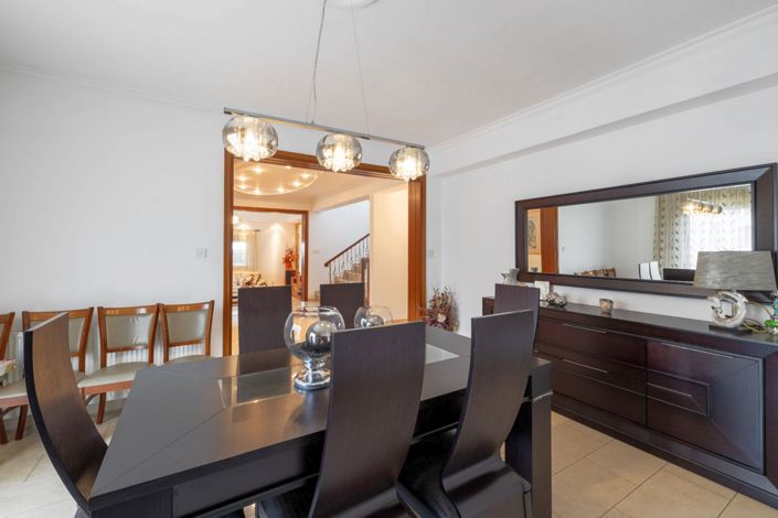 Image No.9-5 Bed House for sale