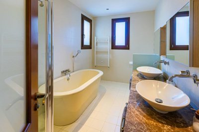 098ce798-a44d-41ea-b844-56976856fabb