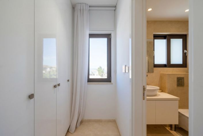 Image No.15-4 Bed House for sale